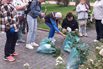 Переселенці з Бахмута до річниці міста висадили троянди у Львові (фото)