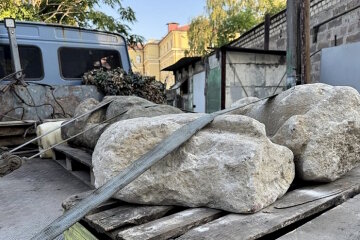 З Донеччини евакуювали дві пам’яткі, яким понад 800 років