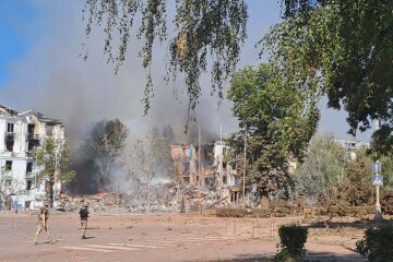 Одна людина загинула та 11 поранених: росіяни вдарили по центру Краматорська (ФОТО)