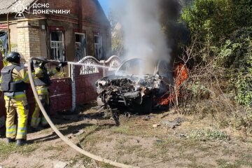 Палали автівки: рятувальники на Донеччині ліквідували наслідки ворожих обстрілів