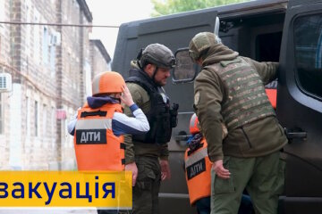 За тиждень з прифронтових населених пунктів Донеччини евакуювали понад 200 дітей