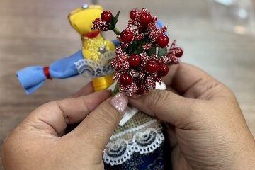 Без інструментів: переселенки з Костянтинівки створювали обереги (фото)