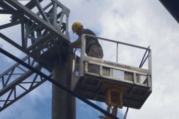 На Донеччині бригада енергетиків потрапила під обстріл дроном