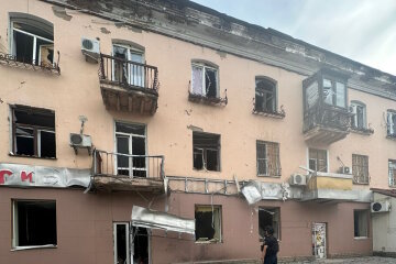 Потрощені вікна та балкони: росіяни атакували Костянтинівку (фото)