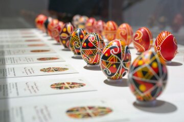 Відновили завдяки цифровим копіям: колекцію маріупольських писанок покажуть у Чернівцях