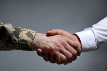 На підприємствах у прифронтових громадах бронюватимуть до 100% працівників