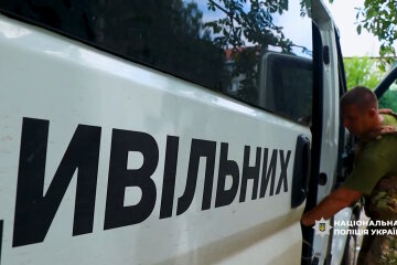 Вивезли жінку з 15-ма котами та двома собаками: поліцейські евакуювали жительку Білицького (відео)