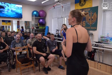 Актори маріупольського драмтеатру підтримали захисників на реабілітації (відео)