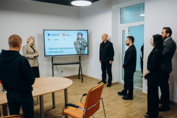 Зеленський відвідав евакуйований Маріупольський університет: “Мета — повернення додому”