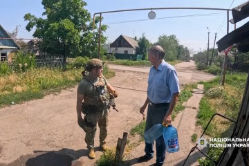 Поліцейські та волонтери під час евакуації людей з Покровська попали під ворожий обстріл (відео)