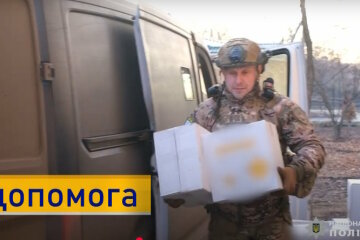 Поліцейські доставили гумдопомогу у прифронтове село на Донеччині (відео)