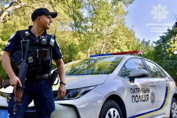 Патрульні на Донеччині зупинили авто, в якому перевозили понад 100 літрів пива