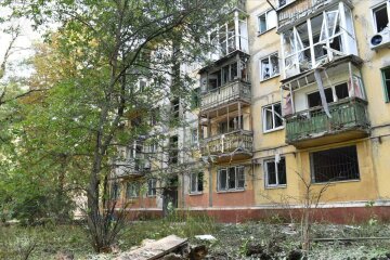 Поранена пенсіонерка та заблокована жінка з дитиною: ворог атакував Краматорськ (фото, відео)