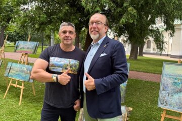 Картини на ящиках від боєприпасів: у столиці відбулася виставка художника зі Слов’янська (фото)