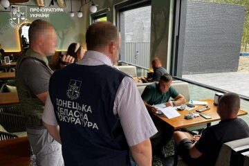 За переправлення через кордон 10 тисяч доларів: на Донеччині викрили ухилянтську схему