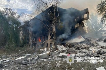 Внаслідок атак окупантів на Донеччині пошкоджені 38 будинків, поштовий автомобіль та магазини (фото)