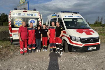 Пологи в дорозі, турнікети під обстрілами: як рятують життя медики санавіації Донеччини (фото)
