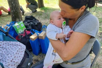 Багатодітну родину зі Слов’янська евакуювали до Львівщини: найменшій дитині лише півтора місяця