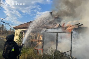 На Лиманщині рятувальники гасили два будинки, які горіли від ворожих обстрілів (фото)
