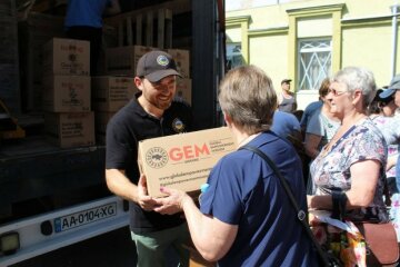 Будівельні матеріали, продукти та воду: жителі Донеччини отримали гуманітарну допомогу