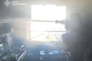 Через атаку ворожого БпЛА на Лиман загорілася квартира та бакон у дев’ятиповерхівці (фото)