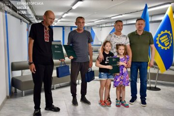 Троє полонених воїнів з Донеччини повернулися додому: зустріч із очільником Краматорської МВА