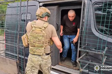 “Там немає нічого живого, там жах”: поліцейські вивезли з Костянтинівки п’ятьох людей (відео)