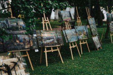 Картини на ящиках від боєприпасів: у столиці відбулася виставка художника зі Слов’янська (фото)