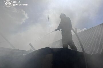 Через ворожі обстріли в Костянтинівці та Добропіллі горіли будинки (фото)