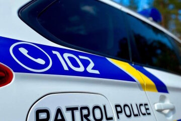 Патрульні поліції допомогли евакуювати маломобільну людину з Костянтинівки (відео)