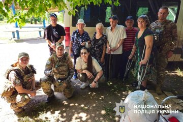 Хитає від вибухів будинок: поліцейські евакуваювали з Костянтинівки шістьох жителів (відео)