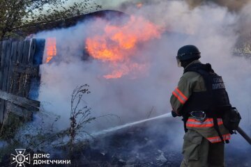 Рятувальники гасили пожежу в Добропіллі під обстрілами (фото, відео)