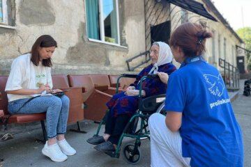 Команда «Проліски» евакуювала 100-річну жінку з Білозерського