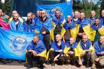 В Україну з російського полону повернули 84 військових та цивільних (фото)