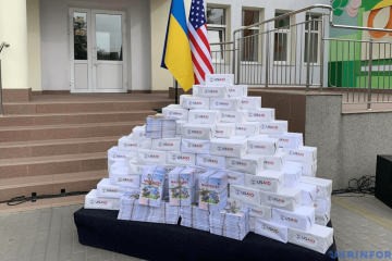 USAID передало українським школам 3,2 мільйона підручників для початкових шкіл