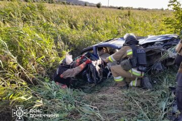 Деблокували чоловіка: на Добропільщині ворожий дрон вдарив по цивільній автівці (фото)