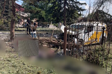 Вдарили прямо по людях: окупанти бомбою вбили 21 людину на Донеччині (відео)