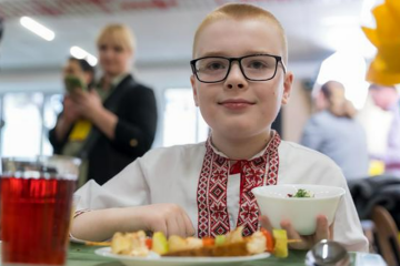 В Україні презентували новий збірник рецептур з понад 600 страв для шкільних їдалень