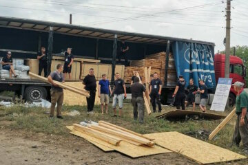 Жителі Краматорська отримали матеріали для відновлення осель після обстрілів