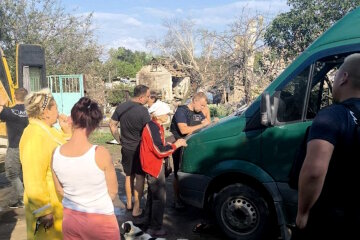 У Дружківці жителі, чиї будинки постраждали від обстрілів, отримали матеріали для ремонтів (фото)