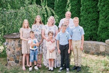 Виховують сімох дітей: дитячий будинок сімейного типу з Донеччини отримав житло на Черкащині (фото)