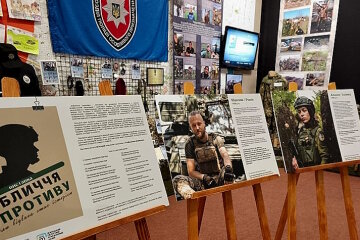 Музейники з Донеччини презентували виставку про війну у Черкасах