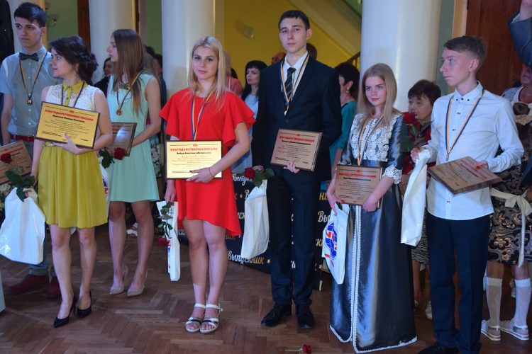 Бал медалістів зібрав кращих випускників Краматорська (фоторепортаж)