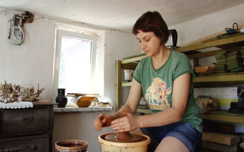 Як художниця з Донецька підкорює гончарну справу у селі