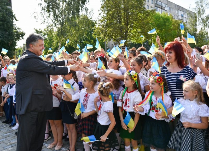 Діти Покровська вразили Петра Порошенка зворушливим виконанням гімну