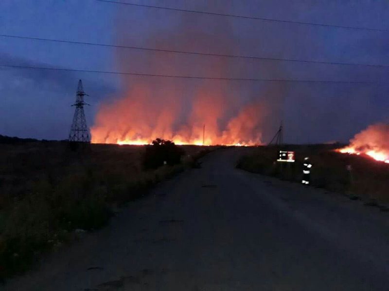 Донеччина в вогні, роботу пожежних ускладнюють мінні поля