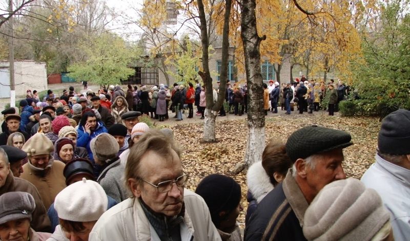 У Костянтинівці люди чубляться у довжелезній черзі за субсидією