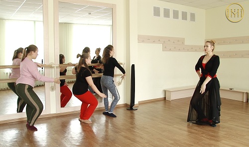 Школярі на уроках фізкультури опановують самбо і хореографію