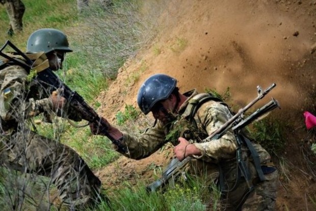 На Донбасі продовжують гинути військові
