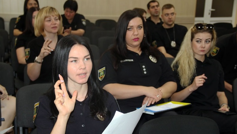 Перші результати проекту «Ластівка»: поліцейські вчаться розмовляти мовою жестів